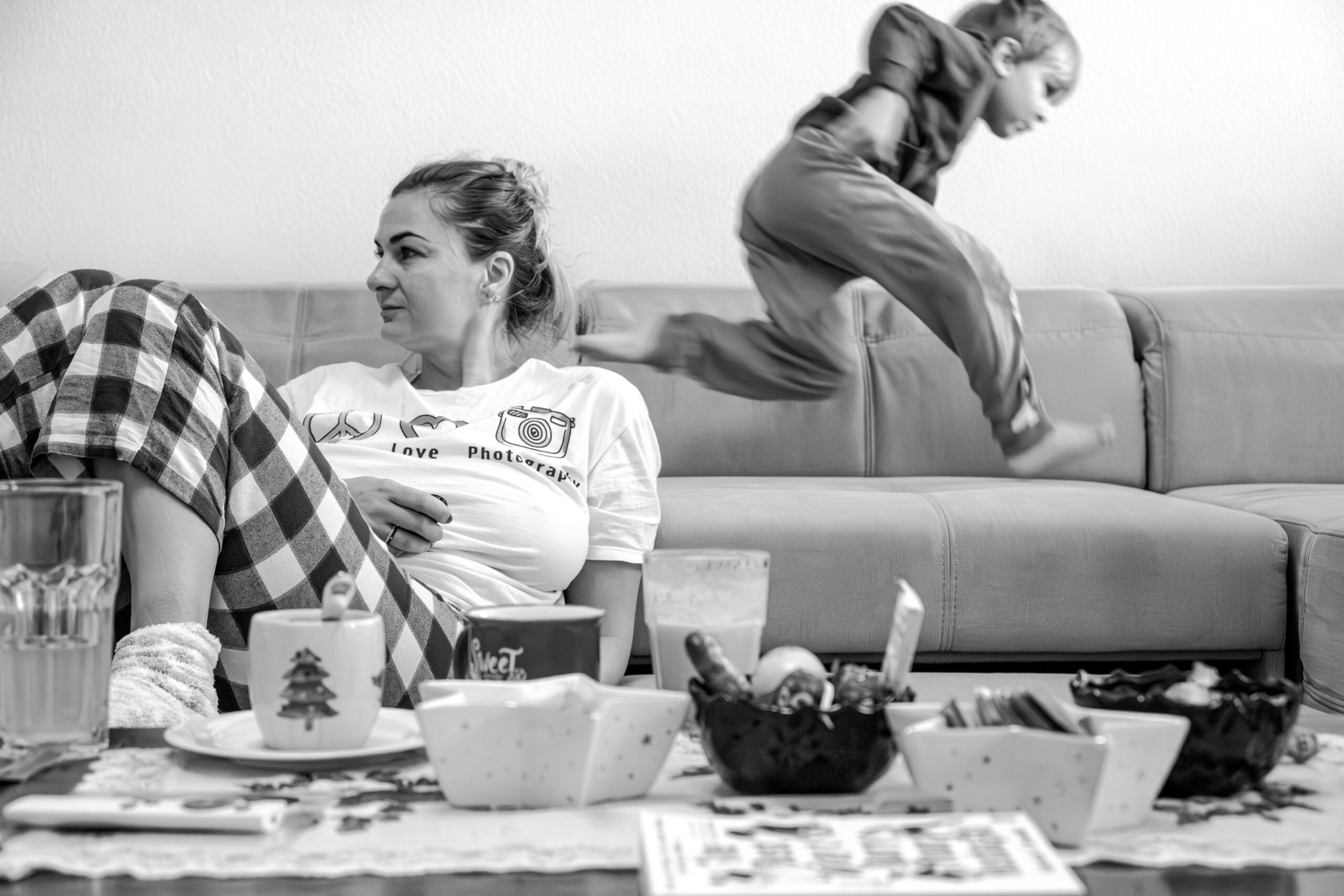 Mutter mit Kind auf Sofa – natürliche Familienfotografie Köln